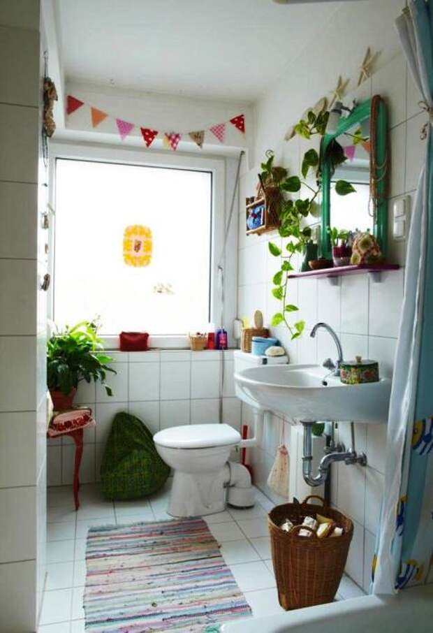 Светлые и зеленые оттенки в интерьере ванной комнаты помогут успокоить нервы и расслабиться.