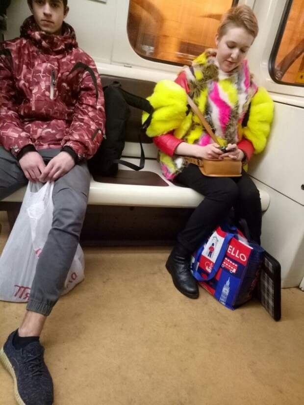 Модники и странные персонажи в метро