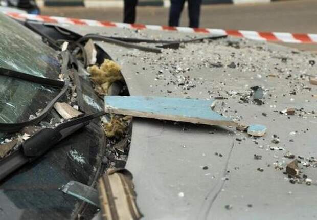 В Краснодаре устраняют последствия падения обломков БПЛА на улице Новороссийской