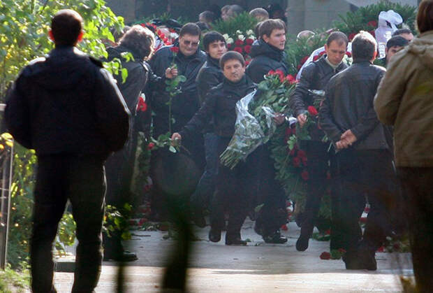 На похороны авторитетов в России собираются целые города. Чем они это заслужили?