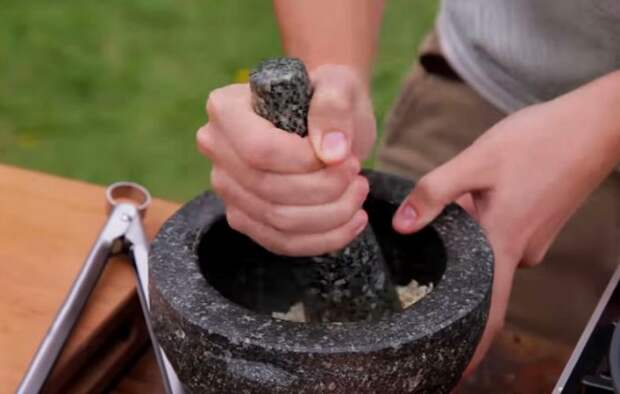 Цвет толченого риса подскажет его подлинность. /Фото: nyamki.com