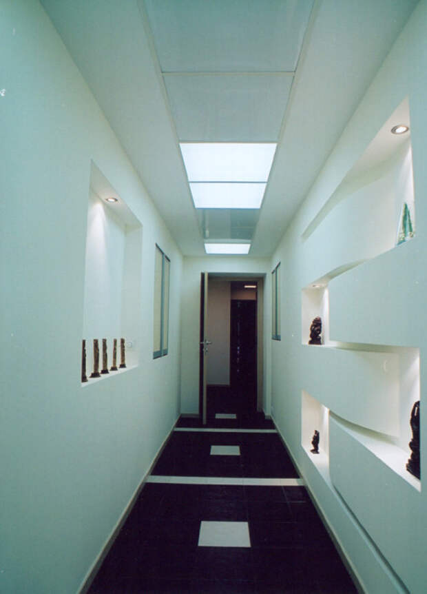 Фото 3 — Сложные гнутые формы в обшивке стен и организации ниш в коридоре