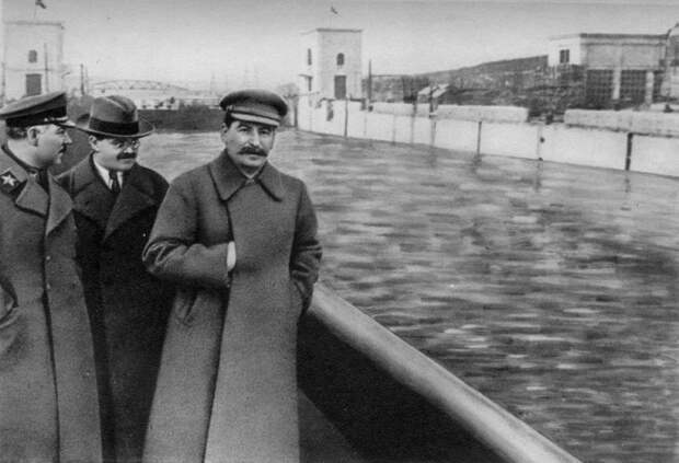 Сталин скидывает Ежова в канал