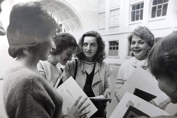 15. Студентки Душанбинского педагогического института, 1987 год девушки, интересно, советские студенты, современные студенты, студентки, студенты, тогда и сейчас, фото