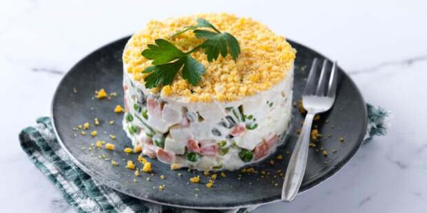 Новогодний рецепт-2026: Слоеный салат с тунцом, который станет новым хитом