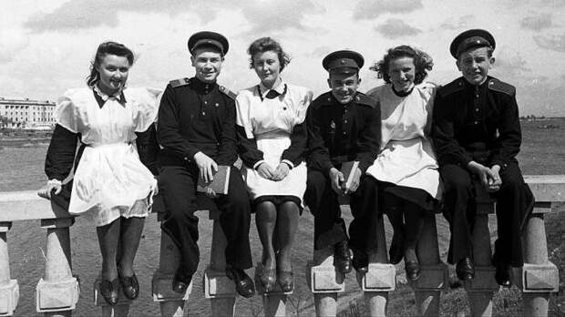 Школьная форма 1960-х годов. |Фото: mixyfotos.ru.