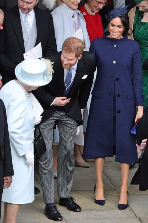 Королева Елизавета и Меган Маркл с принцем Гарри