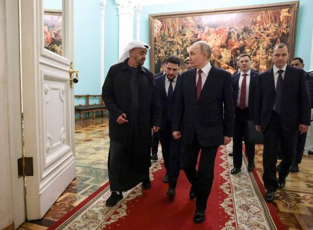Президент ОАЭ на обеде в Кремле был в подаренной Путиным куртке