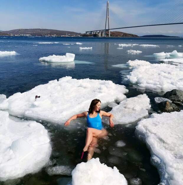 Фотография: Зимние купальщицы, которым не нужно ждать Крещения №9 - BigPicture.ru