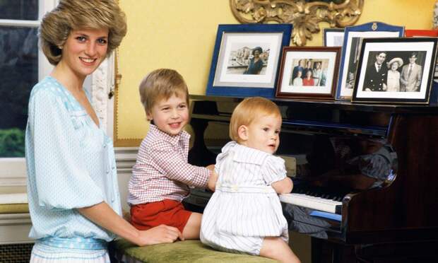 28 самых трогательных кадров принцессы Дианы с сыновьями — принцем Гарри и принцем Уильямом