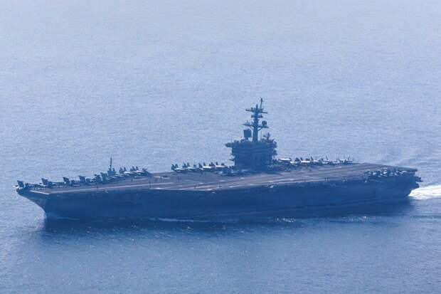 Иран атаковал американский авианосец