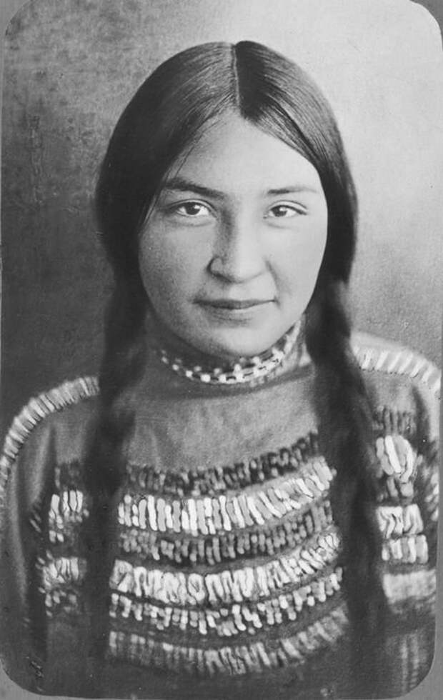 Девушка племени Пикуни, 1910 женщины, индейцы, красота, племена, прерии
