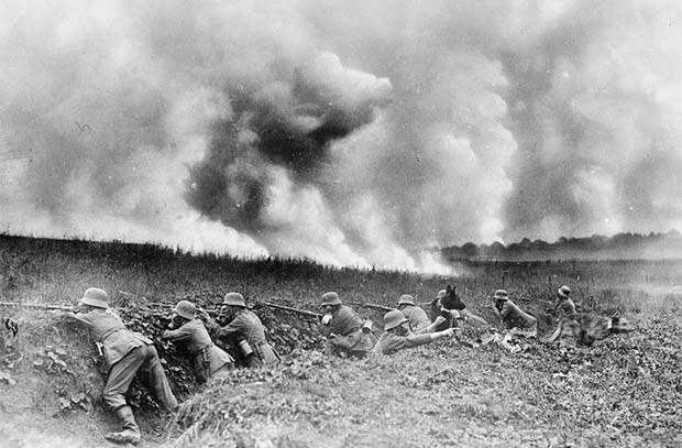 Германская пехота в окопе за облаками отравляющего газа. Фото:  Imperial War Museums