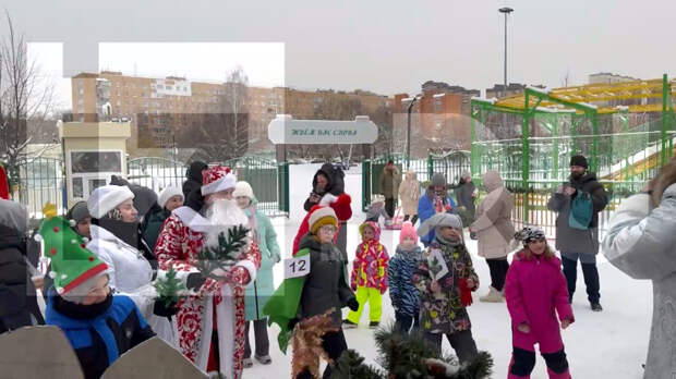 С елками и смехом: как отметили начало года необычным забегом в Долгопрудном