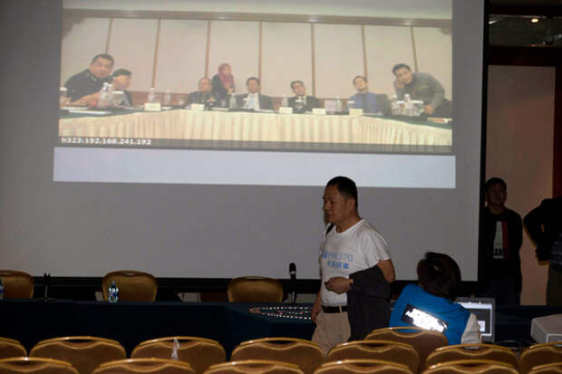 Родственник одного из китайских пассажиров в знак протеста покидает телеконференцию с малазийскими чиновниками. Фото: Ng Han Guan / AP