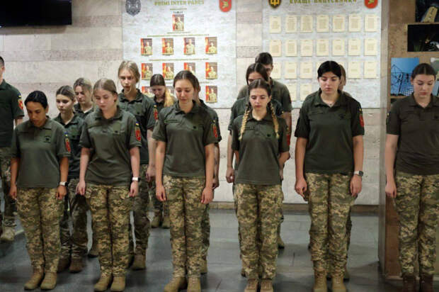О, времена! Студенток украинских вузов зовут на войну: пошита военная форма для беременных