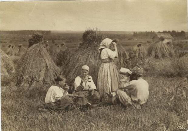 Фото конца XIX века. Крестьянским девушкам было не до маникюра.