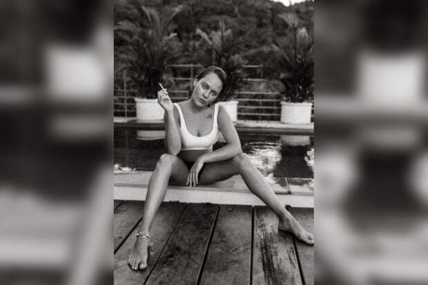 Актриса Аглая Тарасова показала фигуру в купальнике