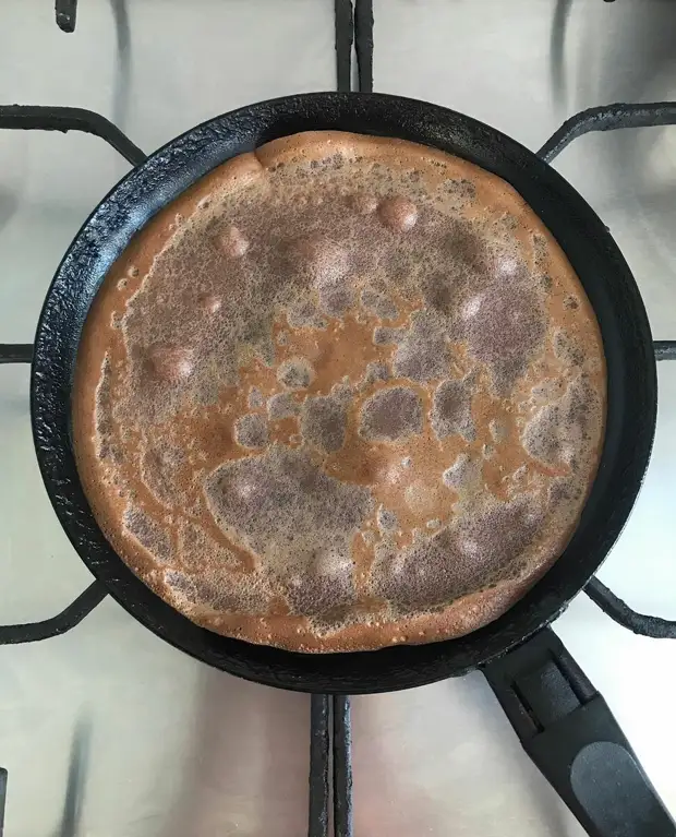 Очень аппетитные шоколадные блины можно приготовить из минимального количества продуктов