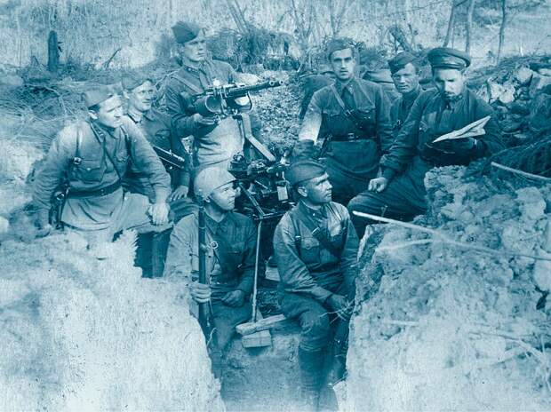 С бойцами 218-го полка на переднем крае обороны. 1942 г. Фото из книги «Жизнь замечательных людей. Маргелов». 