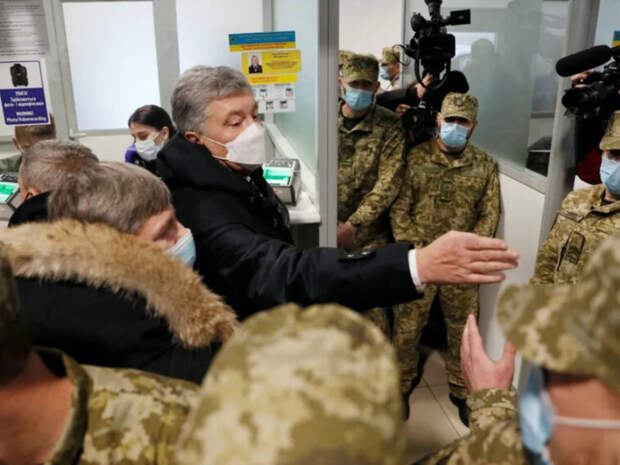 Вернувшегося на Украину Порошенко отправили в суд без паспорта (ВИДЕО)