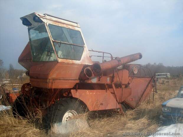 Свалка техники в полях (17 фото)