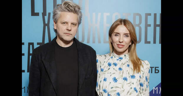 Константин Хабенский, Александр Петров с женой, Светлана Бондарчук посетили премию МХТ