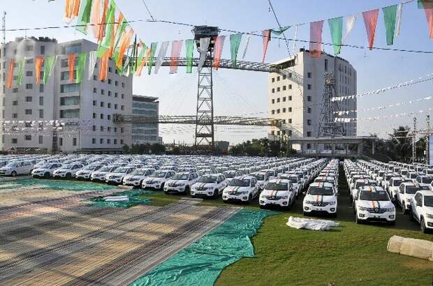 Алмазный магнат подарил сотрудникам 600 автомобилей Maruti Suzuki