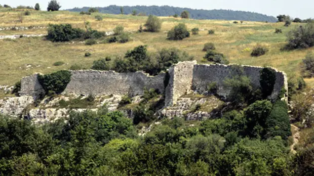 Археологи нашли эллинистическую подвеску на раскопках в Крыму