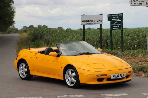 M100 - это родстер с передним приводом, появившийся в 1989 году после того, как Lotus чуть не обанкротился после смерти основателя компании Колина Чепмена в 1982 году. Впервые Lotus выпустила переднеприводный автомобиль, такой как 1,6-литровый, 4-цилиндровый двигатель Isuzi установлен поперечно. Производитель возлагал большие надежды на модель, и хотя Elan был дешевым, простым в эксплуатации и высокого качества, он не оправдал ожиданий. В конце концов, руководство GM, которая в то время владела Lotus, прекратила проект в 1992 году. Патент на модель был продан компании Kia, которая в 1996 году попыталась возобновить производство, установив собственный двигатель мощностью 155 л.с., но это также не удалось.