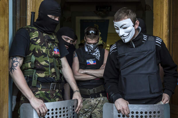 Пророссийские активисты охраняют вход в телевизионную станцию ТРК Донбасс после захвата здания 27 апреля 2014 года в Донецке