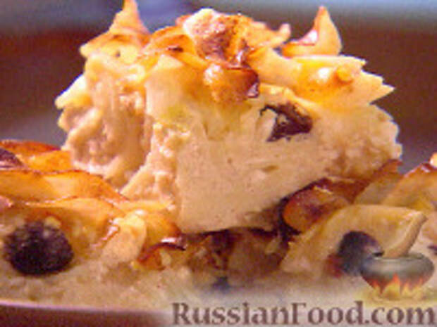 Фото к рецепту: Кугл с яблоками, изюмом и корицей