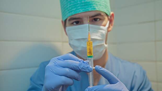 Российский иммунолог заявил, что привитые пациенты не умрут от коронавируса