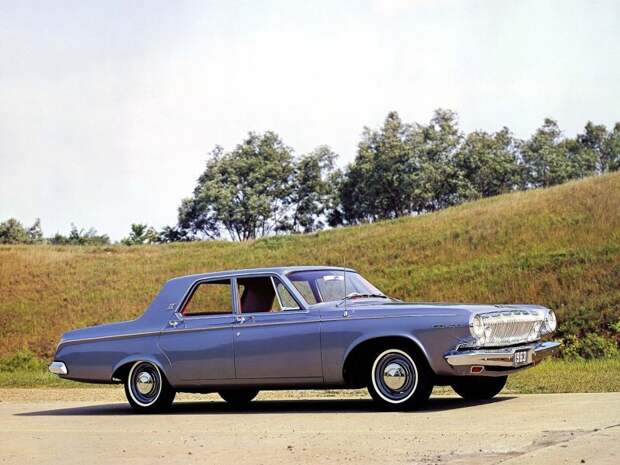 А вот это Dodge 330 1963 года – вновь нормально фулсайзовый, без надуманной ерунды во внешности. Успех этой машины, дизайн которой, к слову, также принадлежит Экснеру, вернул Chrysler в большую игру Dodge 1962, dodge, dodge dart, авто, автодизайн, автомобили, американсик автомооибили, дизайн