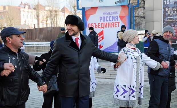 На фото: временно исполняющий обязанности губернатора Забайкальского края Александр Осипов (второй слева) во время хоровода в рамках празднования Дня народного единства на центральной площади города