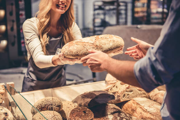 девушка продает хлеб