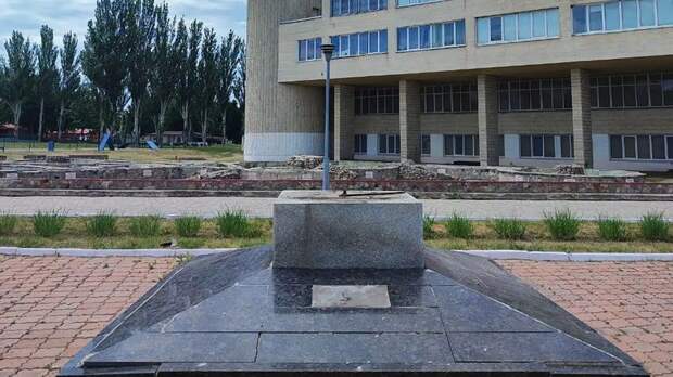 «СТРАНА.ua»: в Харькове снесли памятник Ломоносову