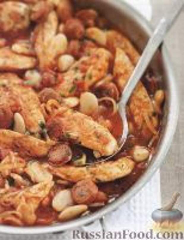Фото к рецепту: Куриное филе с колбасками и фасолью