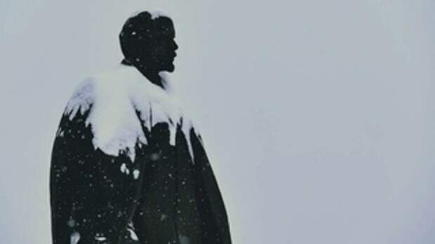 Памятник Ленину на площади Советов в Барнауле зимой / Фото: amic.ru