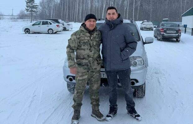 Актаныш районында эшмәкәр махсус операция хәрбиенә машина бүләк иткән