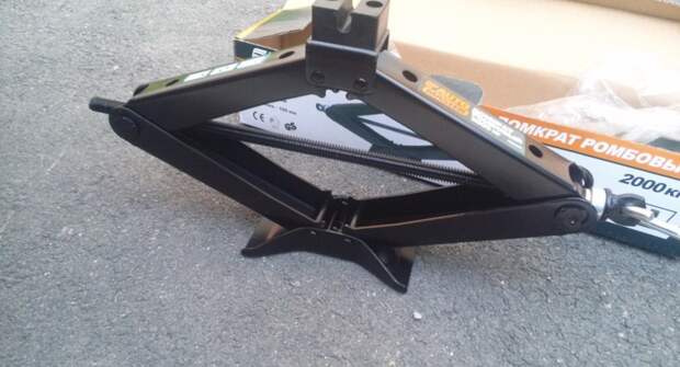 Почему нельзя использовать второй домкрат для подстраховки