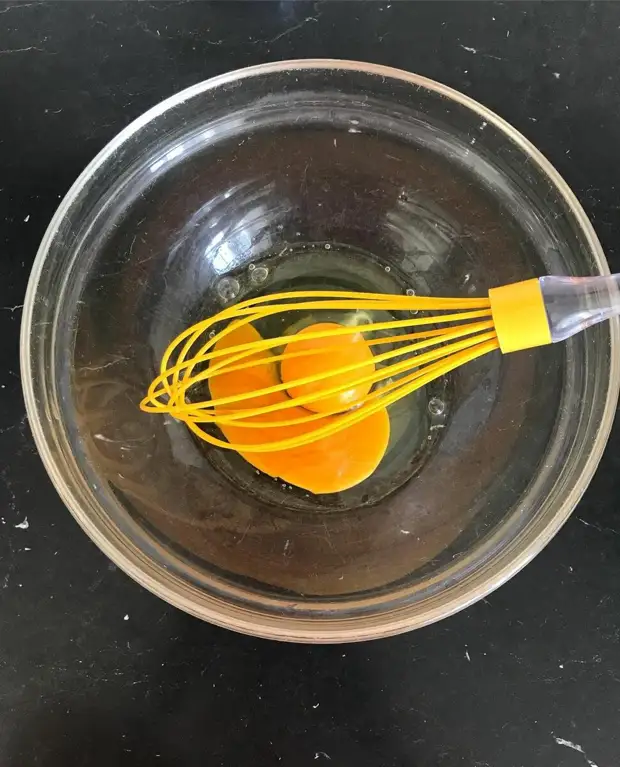 Очень аппетитные шоколадные блины можно приготовить из минимального количества продуктов