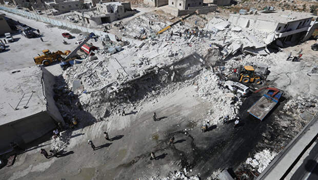 Последствия взрыва на складе с оружием в деревне Сармада в провинции Идлиб, Сирия. 12 августа 2018