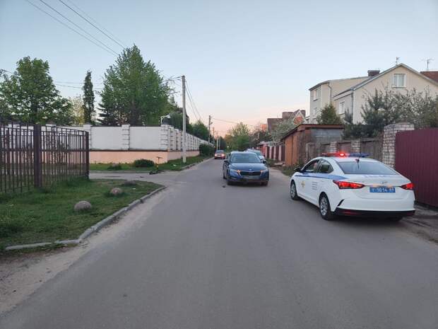 Двое детей на одном самокате попали под колеса машины в Твери