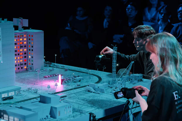 Сцена из спектакля «Вещи и ущи»