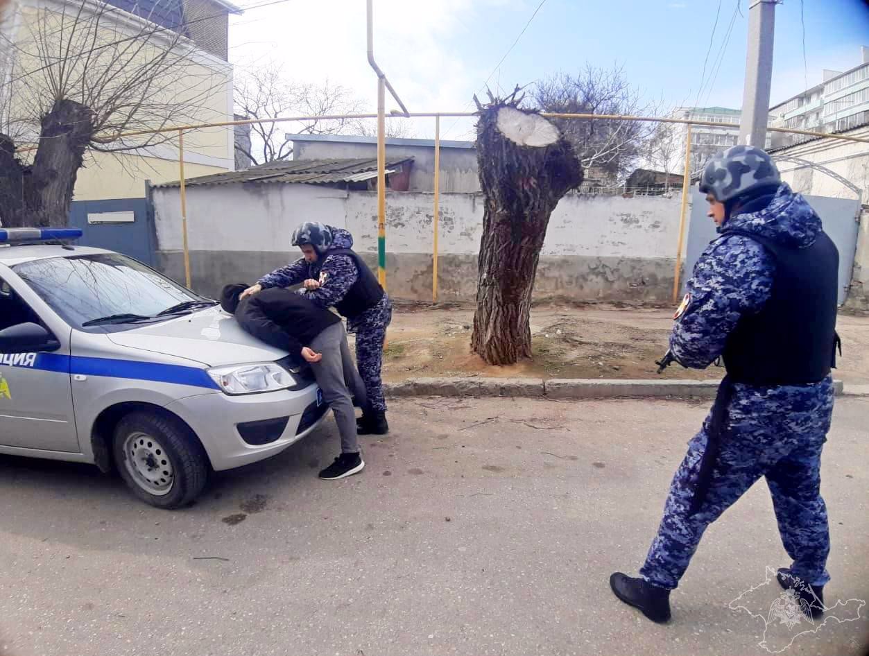 В Москве росгвардейцы задержали мужчину в форме с партией наркотика