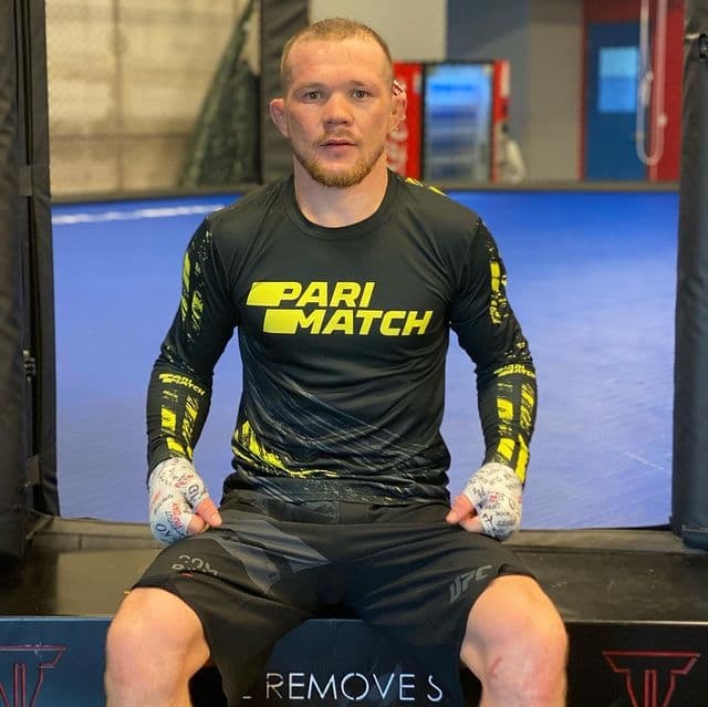 Петра Яна дисквалифицировали и лишили пояса UFC в бою со Стерлингом