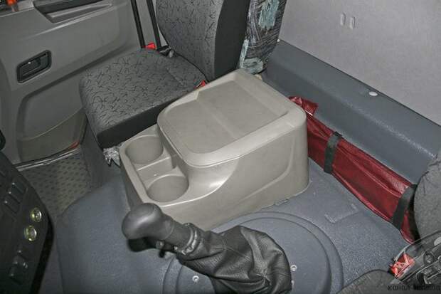 Полностью переделан пластиковый бокс-"бардачок" между сидений со встроенными подстаканниками: авто, автомобилестроение, камаз, факты