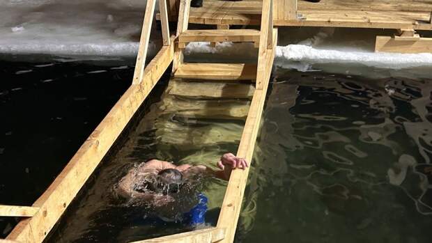 Мужчины в России ныряют в прорубь вдвое чаще женщин