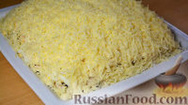 Фото к рецепту: Слоеный салат с курицей, грибами и картофелем
